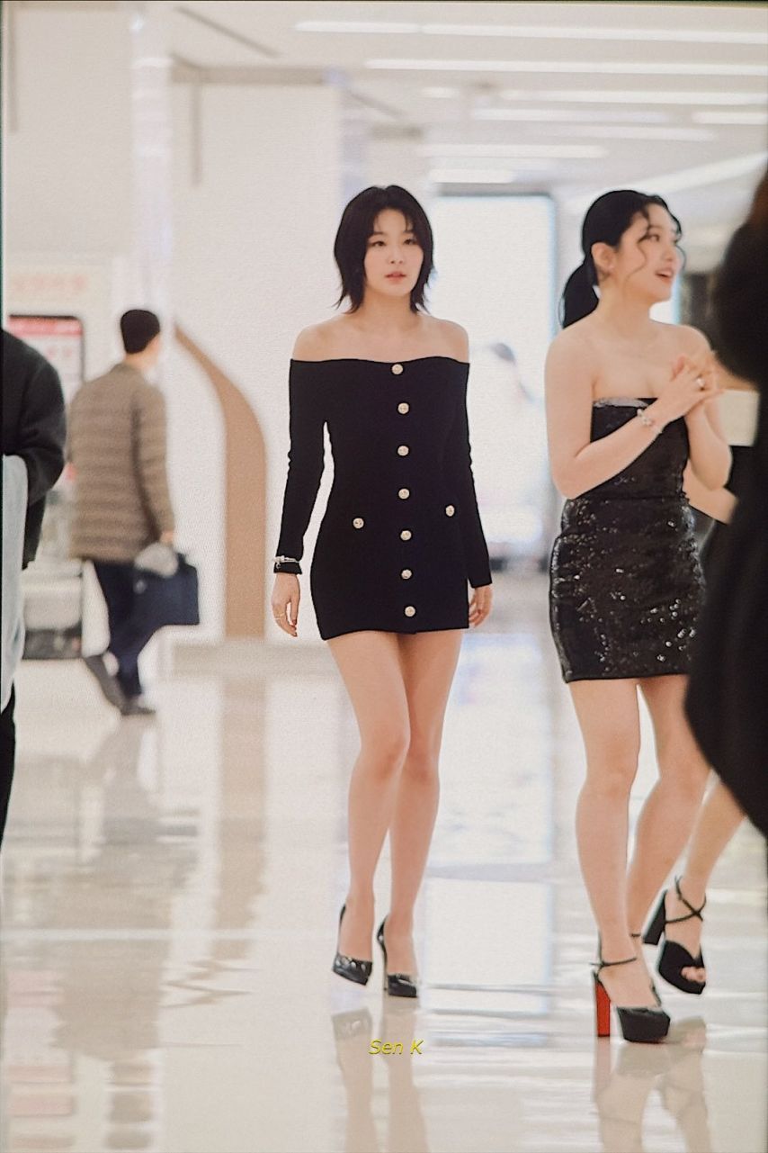 어제자 오프숄더 슬림 원피스 입은 레드벨벳 슬기