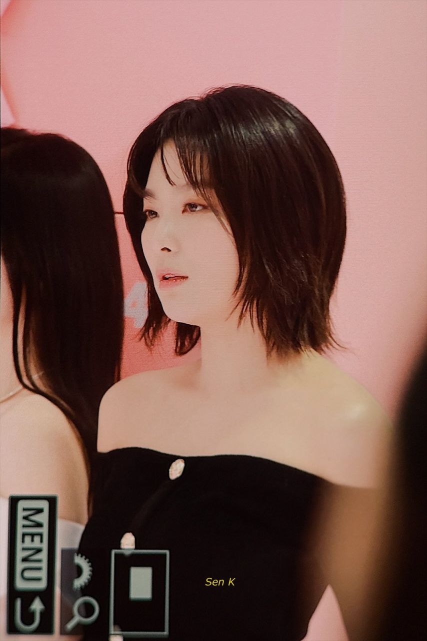 어제자 오프숄더 슬림 원피스 입은 레드벨벳 슬기