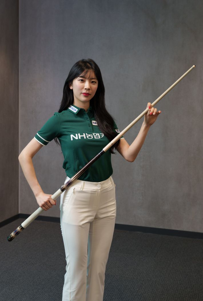 떠오르는 당구여신 정수빈 타이트한 베이지색 바지 뒤태