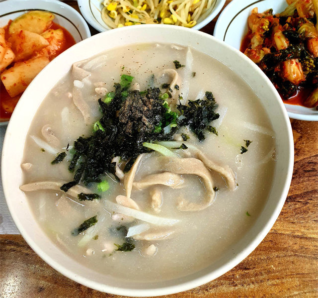 뜨끈한 칼국수 한그릇 때려