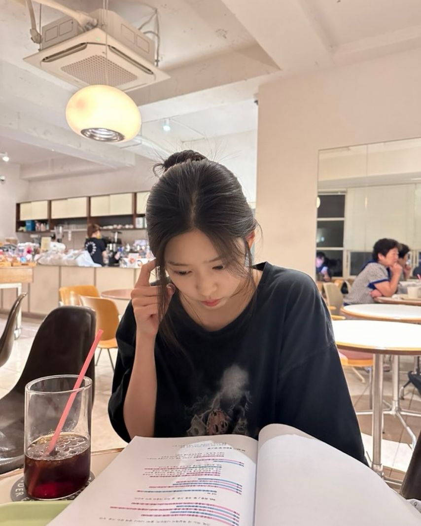 와이셔츠만 걸친 여친 느낌 김민주