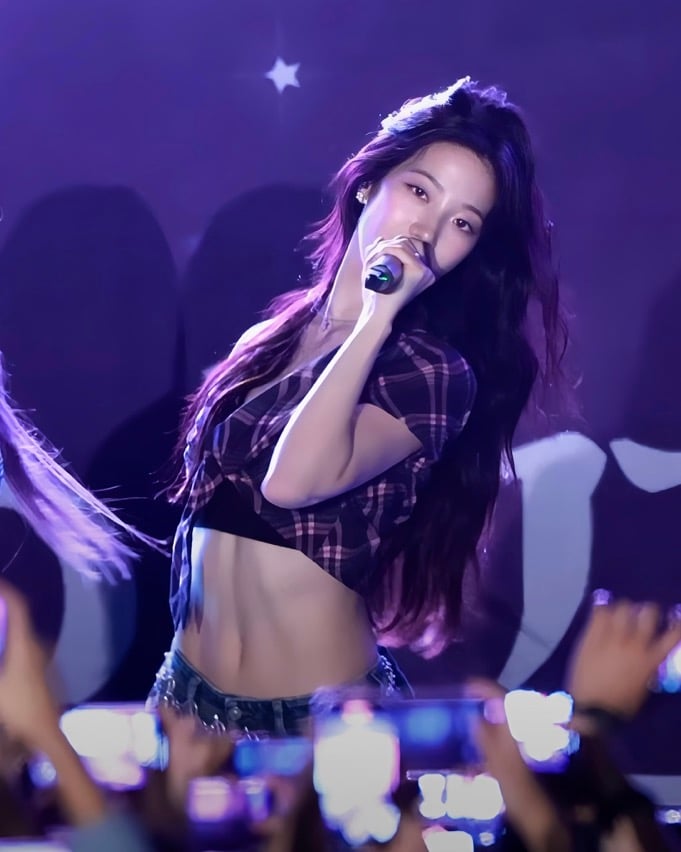 카즈하 복근이 부러웠던 멤버들의 쓰담쓰담