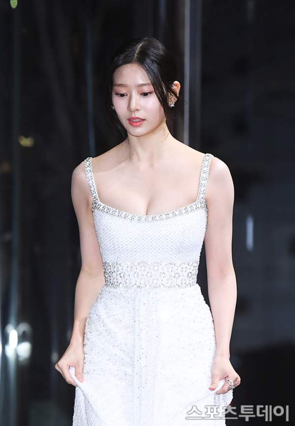 화이트 드레스 역대급 가슴골 노출 김민주 - SBS 연기대상 신인상