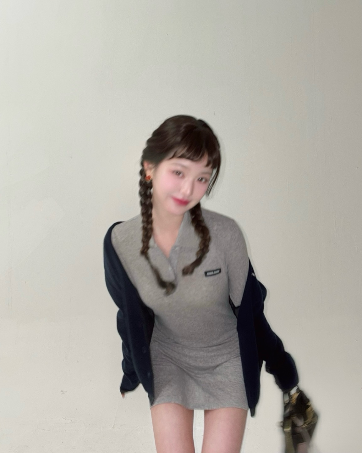 회색 미니원피스 골반이 돋보이는 아이브 장원영 - 미우미우