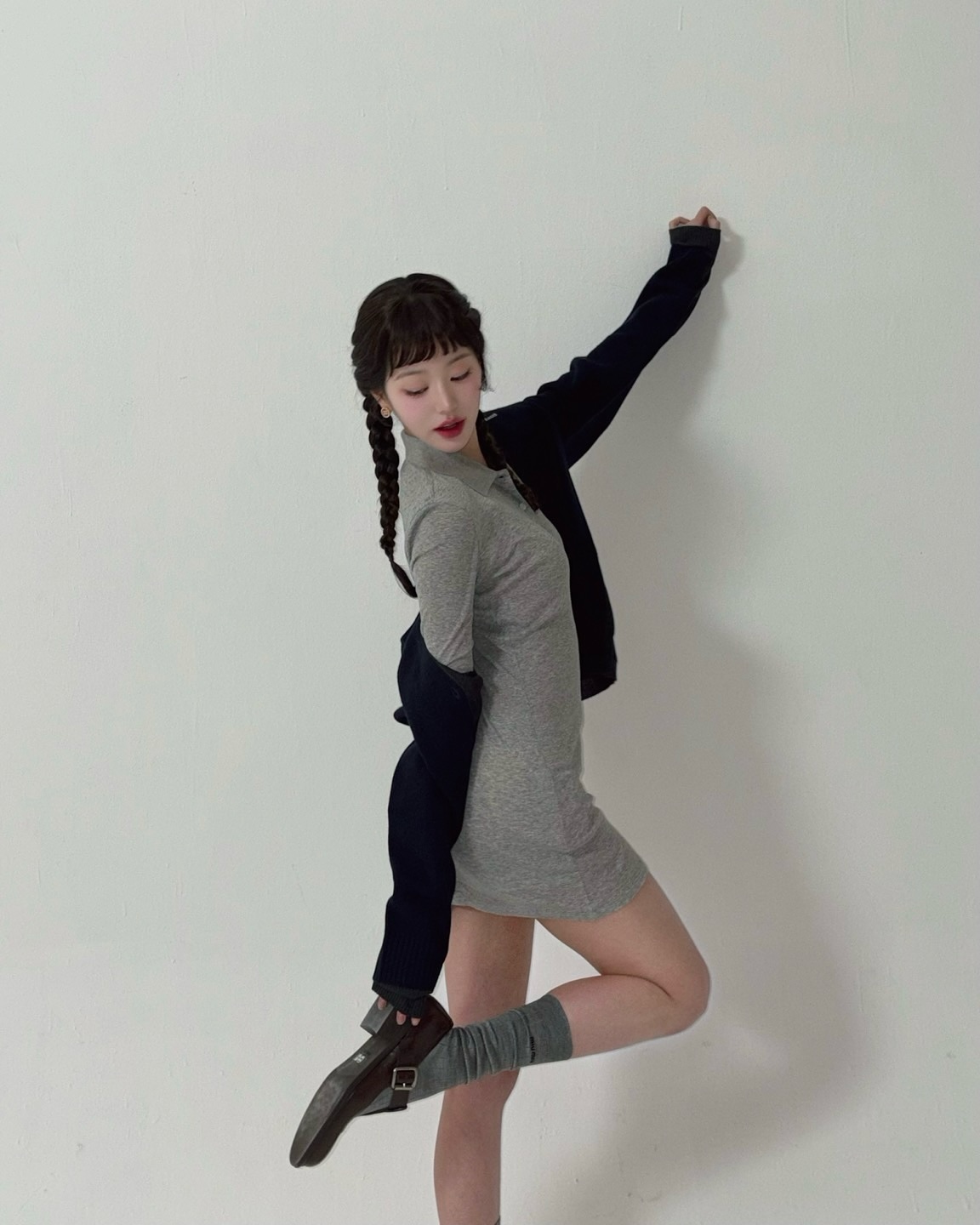 회색 미니원피스 골반이 돋보이는 아이브 장원영 - 미우미우