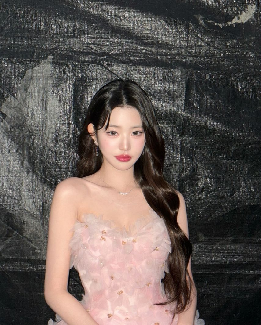 가요대축제 MC 장원영 핑크드레스 살짝 숙인 가슴골 노출