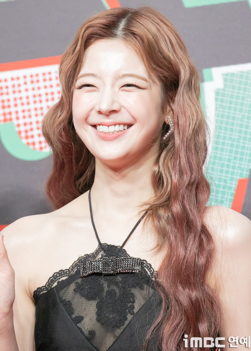 레드카펫에서 블랙 시스루 홀터넥 패치 살짝 노출한 있지 리아