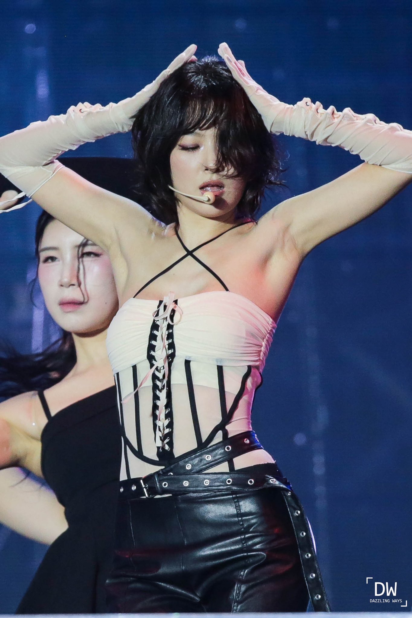 가슴라인이 아슬아슬한 끈홀터넥 란제리룩 슬기 윗슴골 야드랑이
