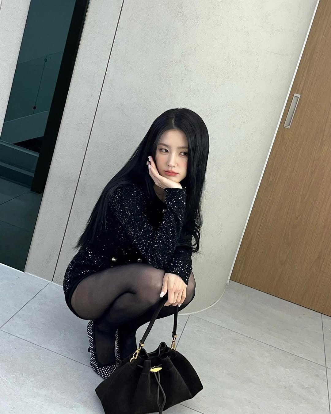 대기실에서 검정 스타킹 허벅지 각선미 자랑하는 아이들 미연
