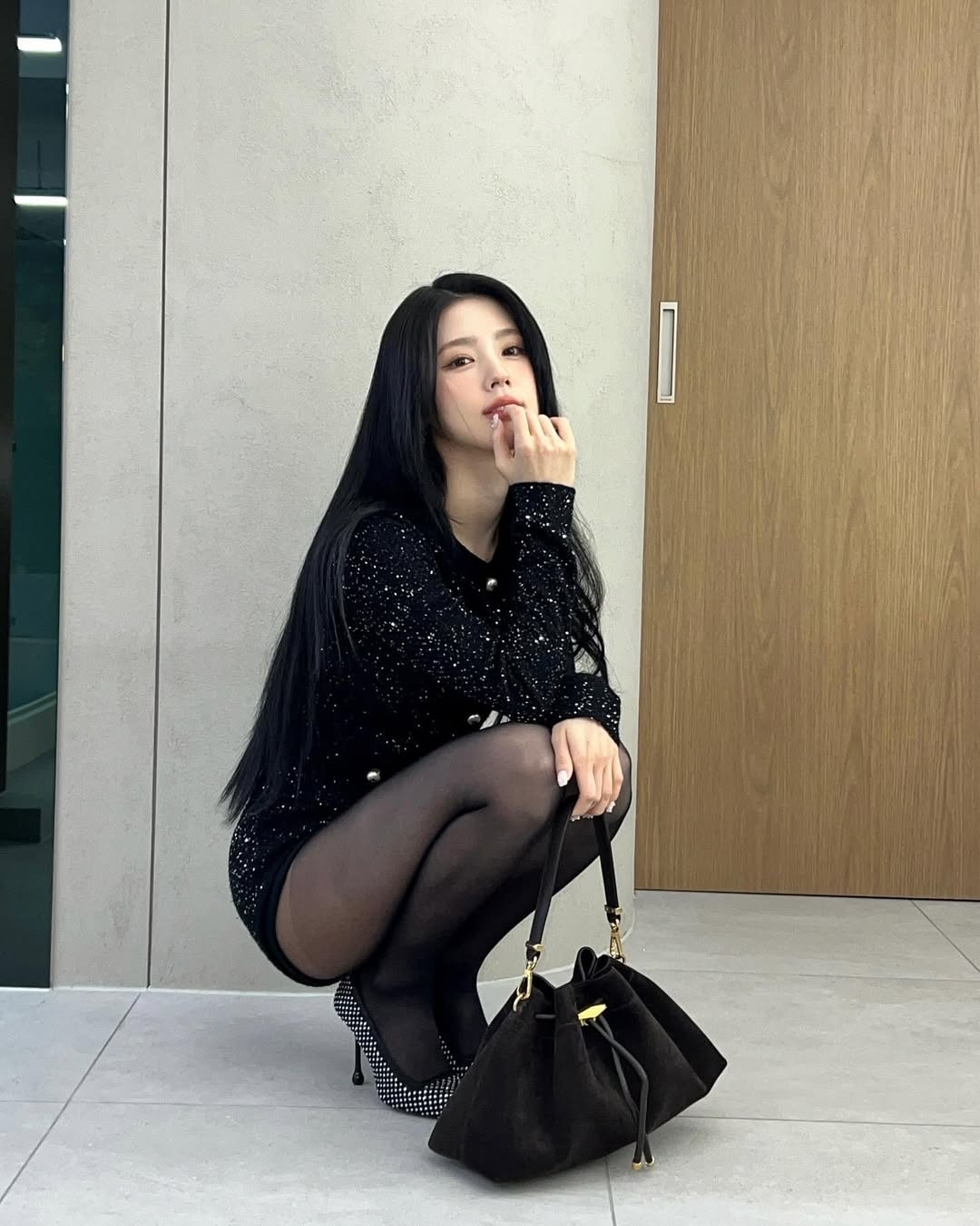 대기실에서 검정 스타킹 허벅지 각선미 자랑하는 아이들 미연