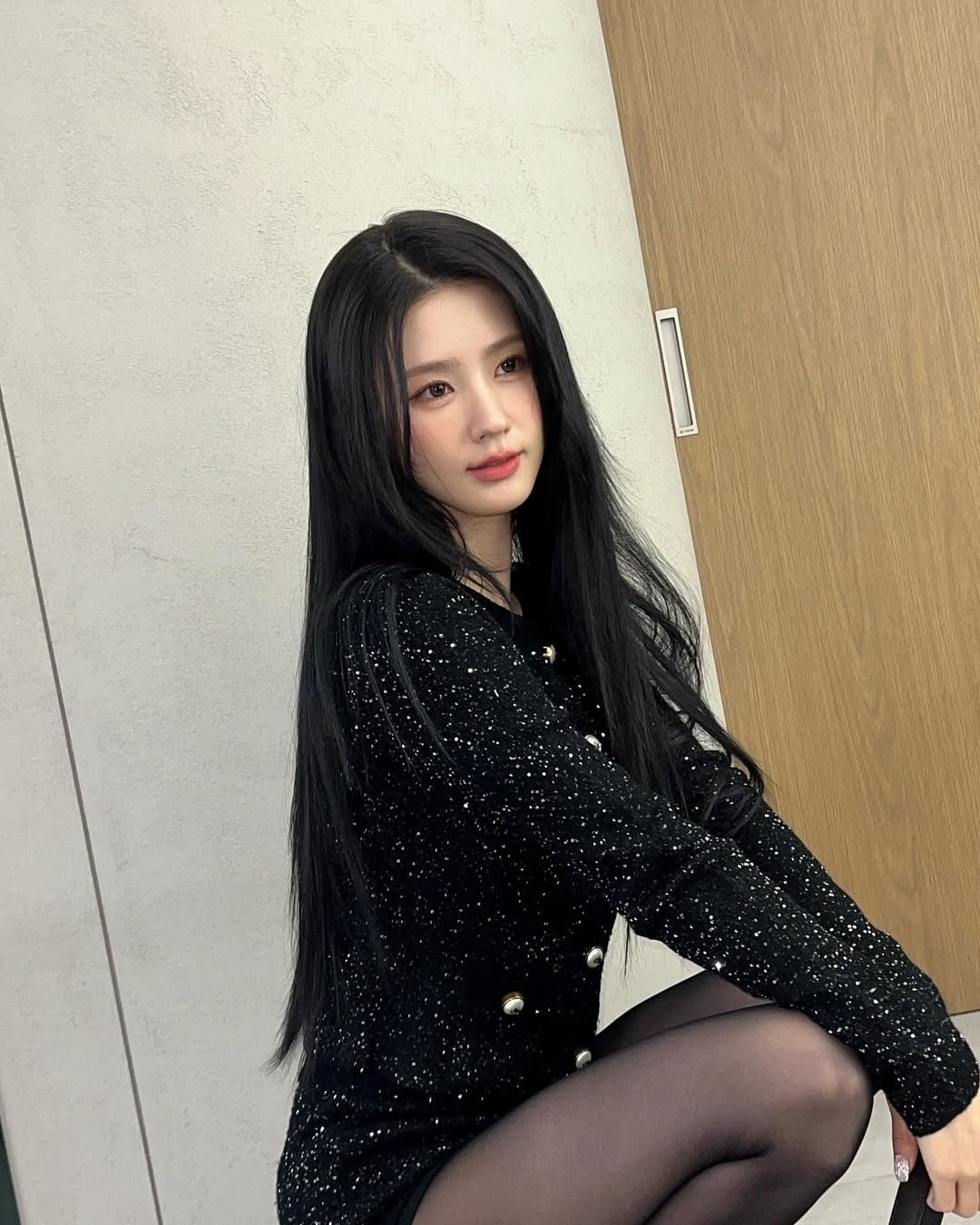 대기실에서 검정 스타킹 허벅지 각선미 자랑하는 아이들 미연