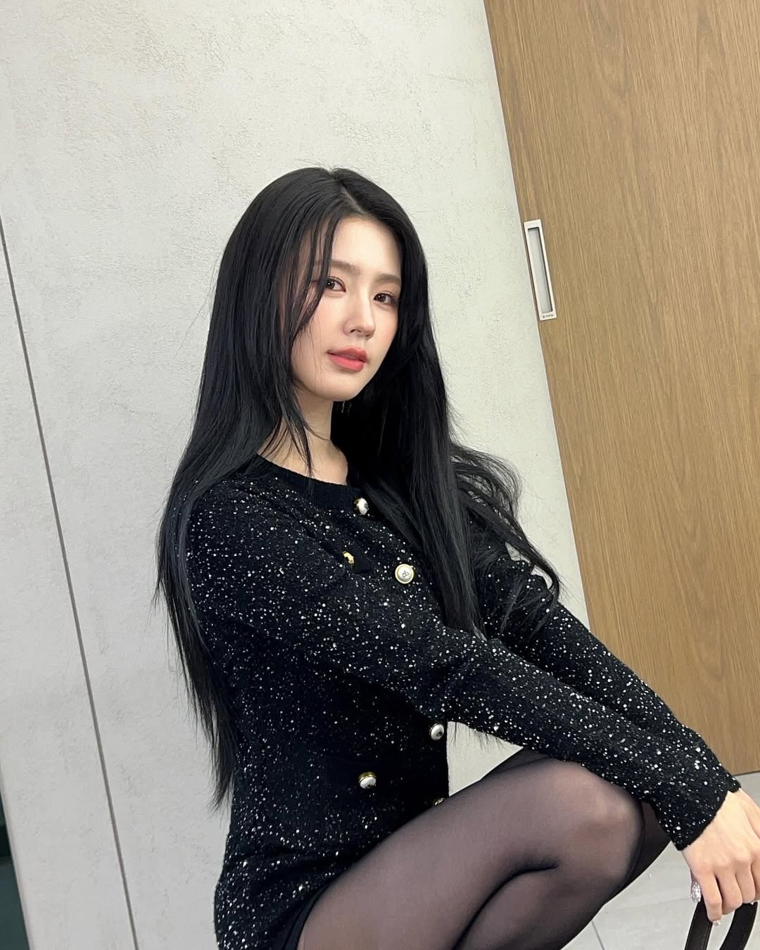 대기실에서 검정 스타킹 허벅지 각선미 자랑하는 아이들 미연