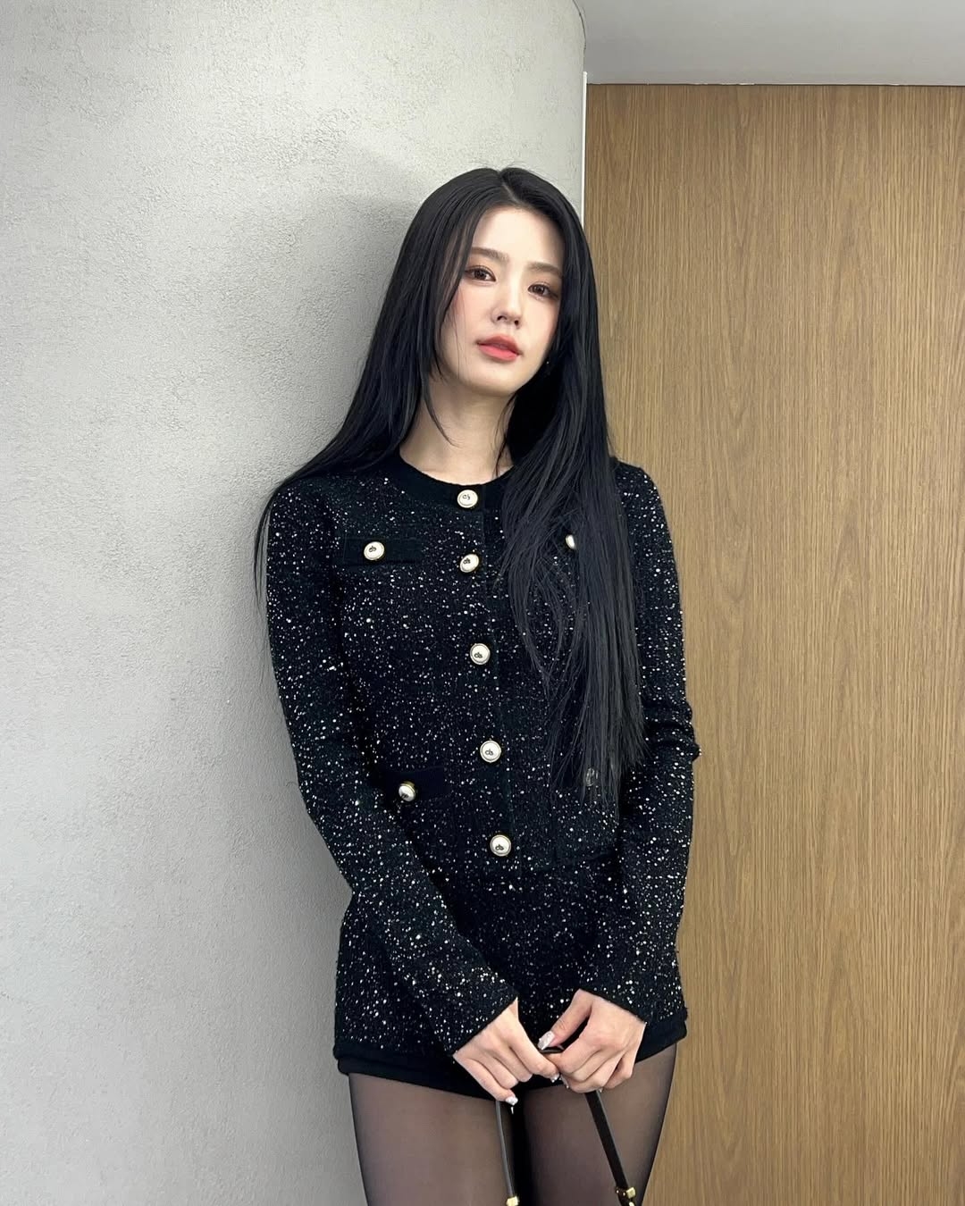 대기실에서 검정 스타킹 허벅지 각선미 자랑하는 아이들 미연
