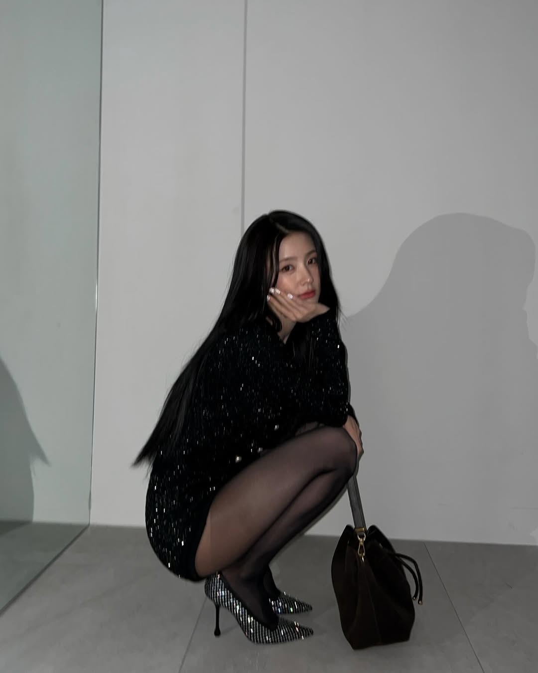 대기실에서 검정 스타킹 허벅지 각선미 자랑하는 아이들 미연