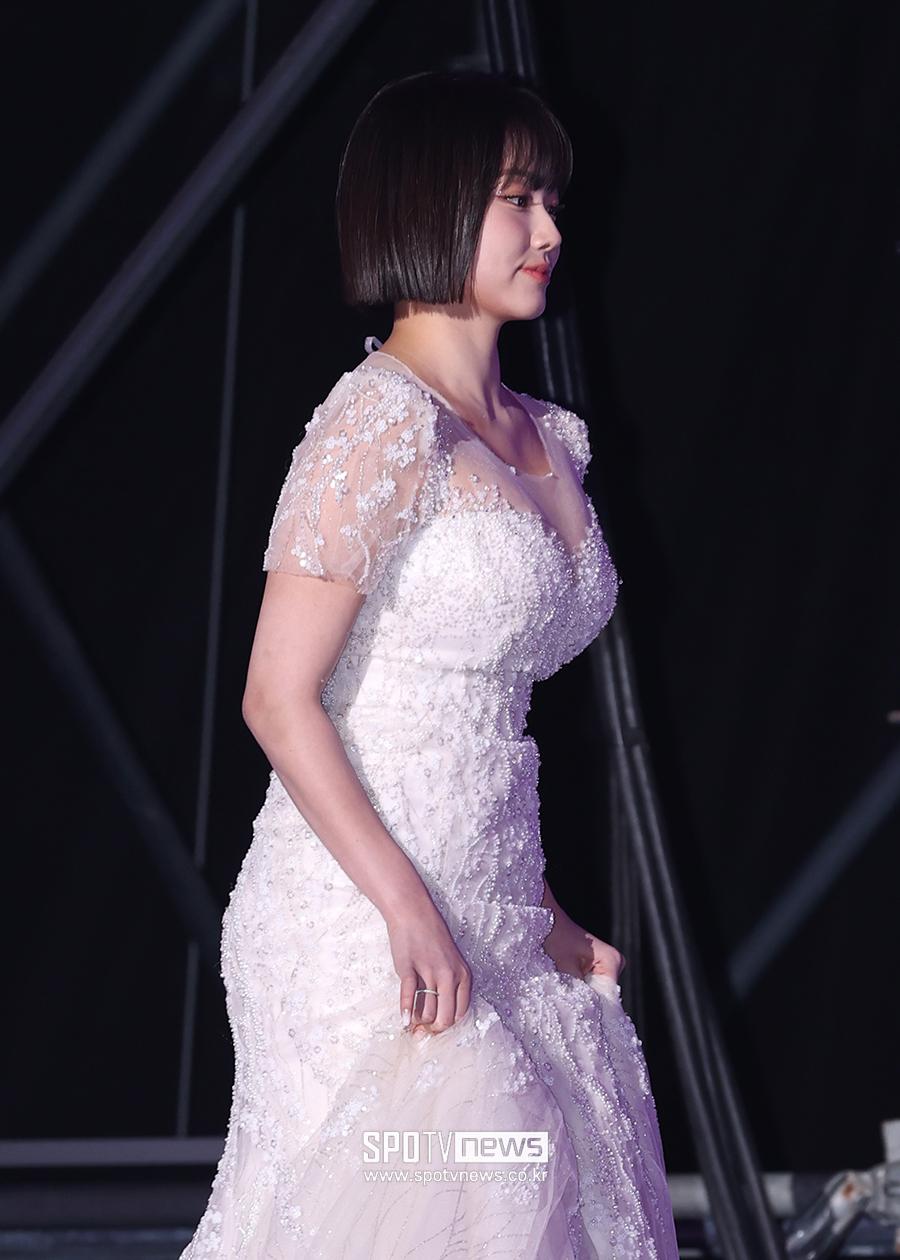 레드카펫 화이트 드레스 역대급으로 모으고 숙인 가슴골 노출 강미나