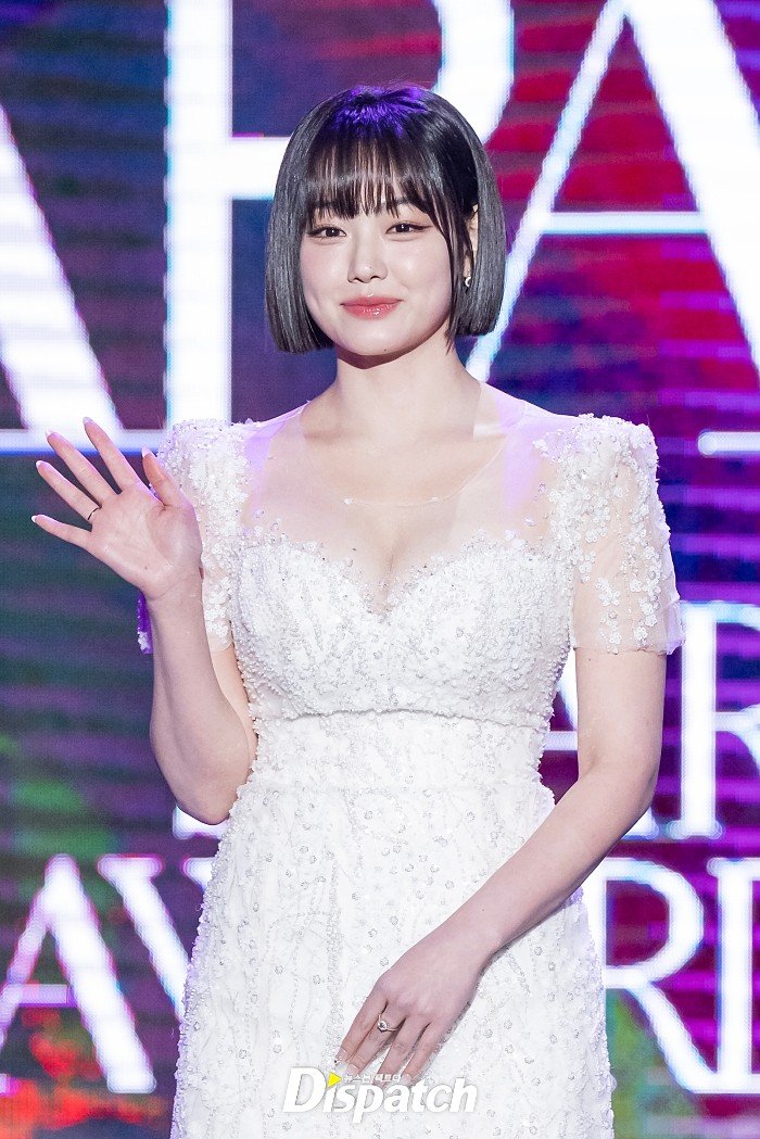 레드카펫 화이트 드레스 역대급으로 모으고 숙인 가슴골 노출 강미나