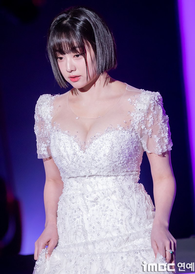 레드카펫 화이트 드레스 역대급으로 모으고 숙인 가슴골 노출 강미나
