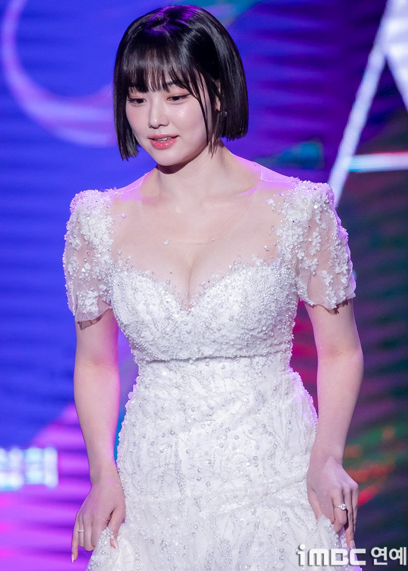 레드카펫 화이트 드레스 역대급으로 모으고 숙인 가슴골 노출 강미나