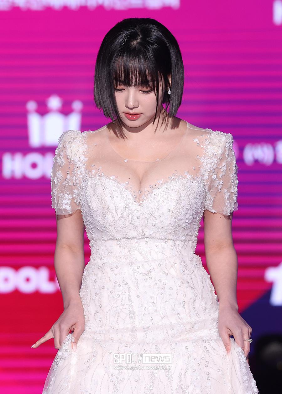 레드카펫 화이트 드레스 역대급으로 모으고 숙인 가슴골 노출 강미나