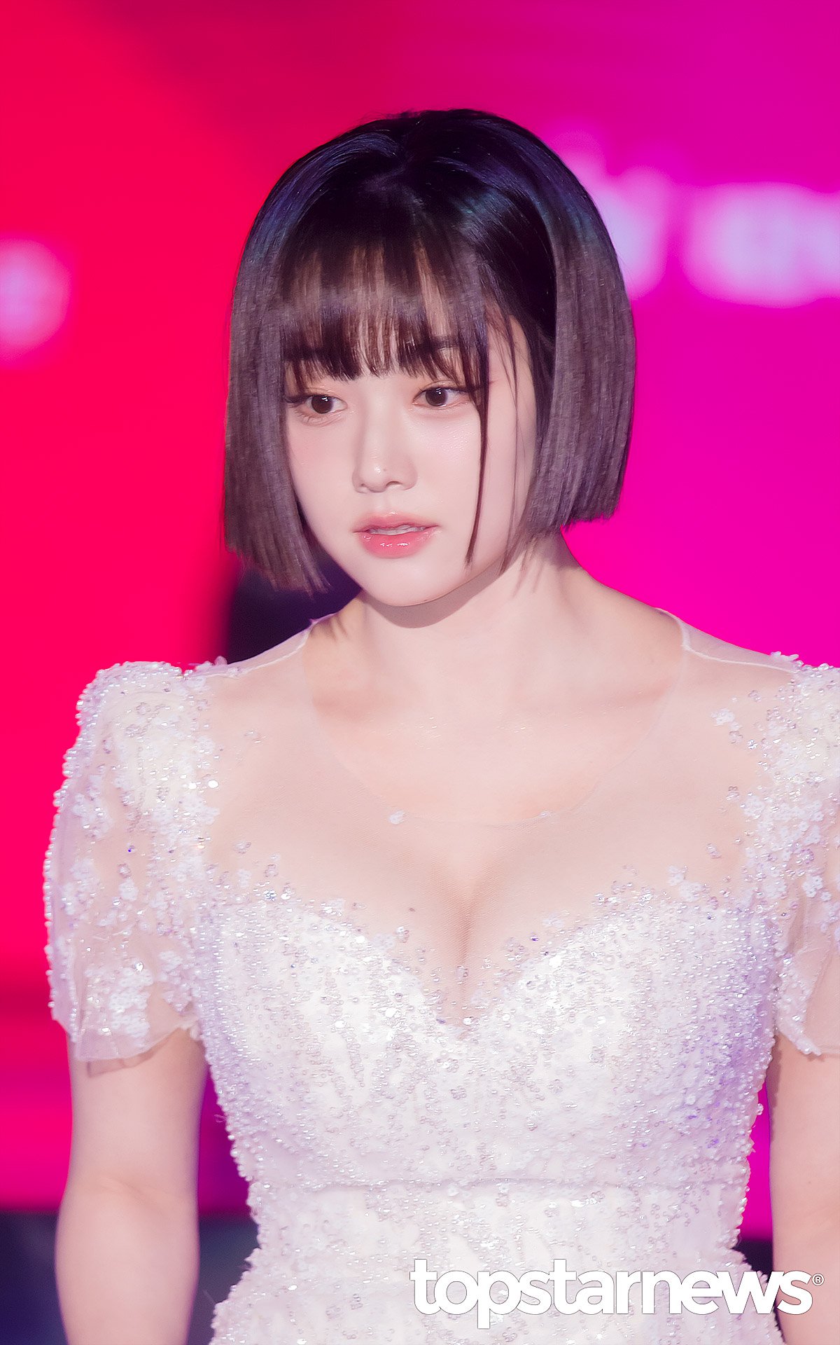 레드카펫 화이트 드레스 역대급으로 모으고 숙인 가슴골 노출 강미나