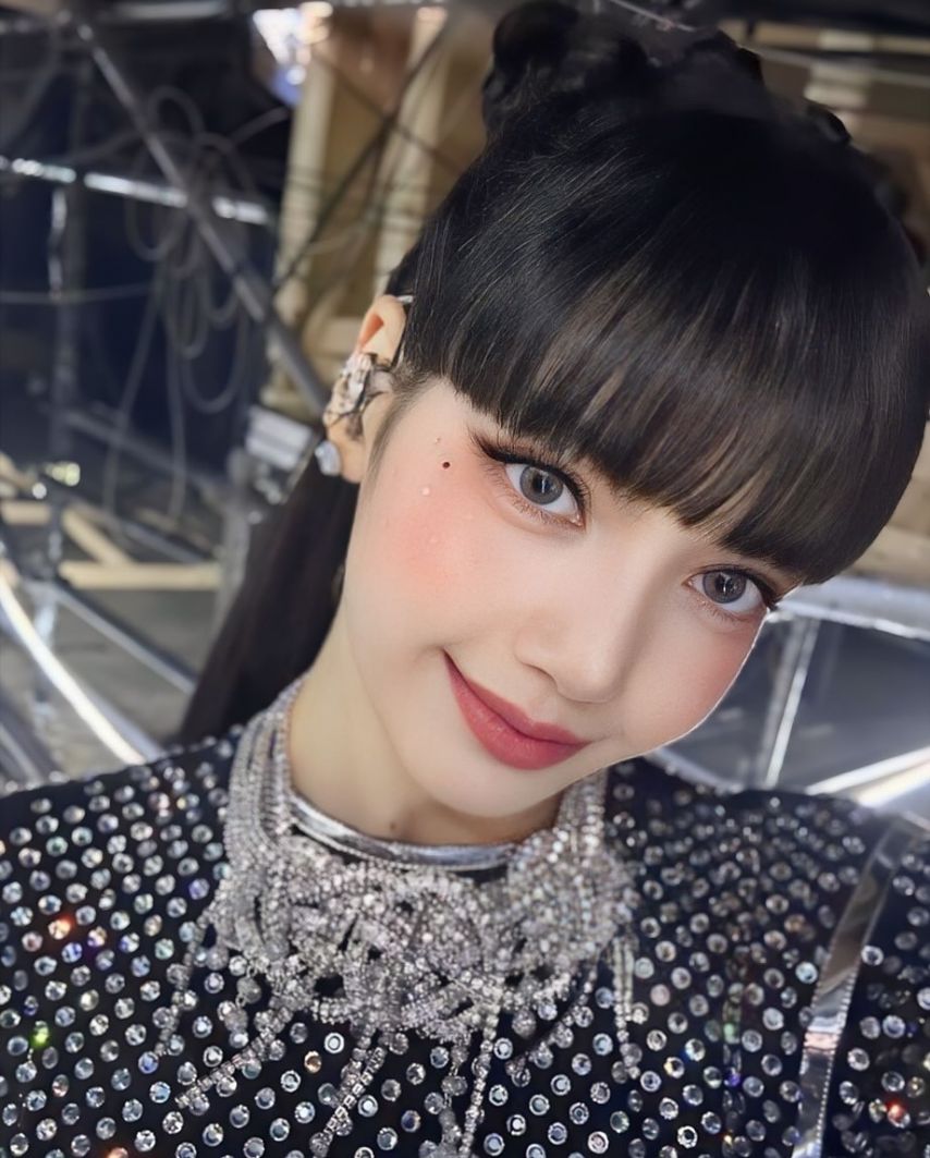 블랙핑크 리사 .jpg
