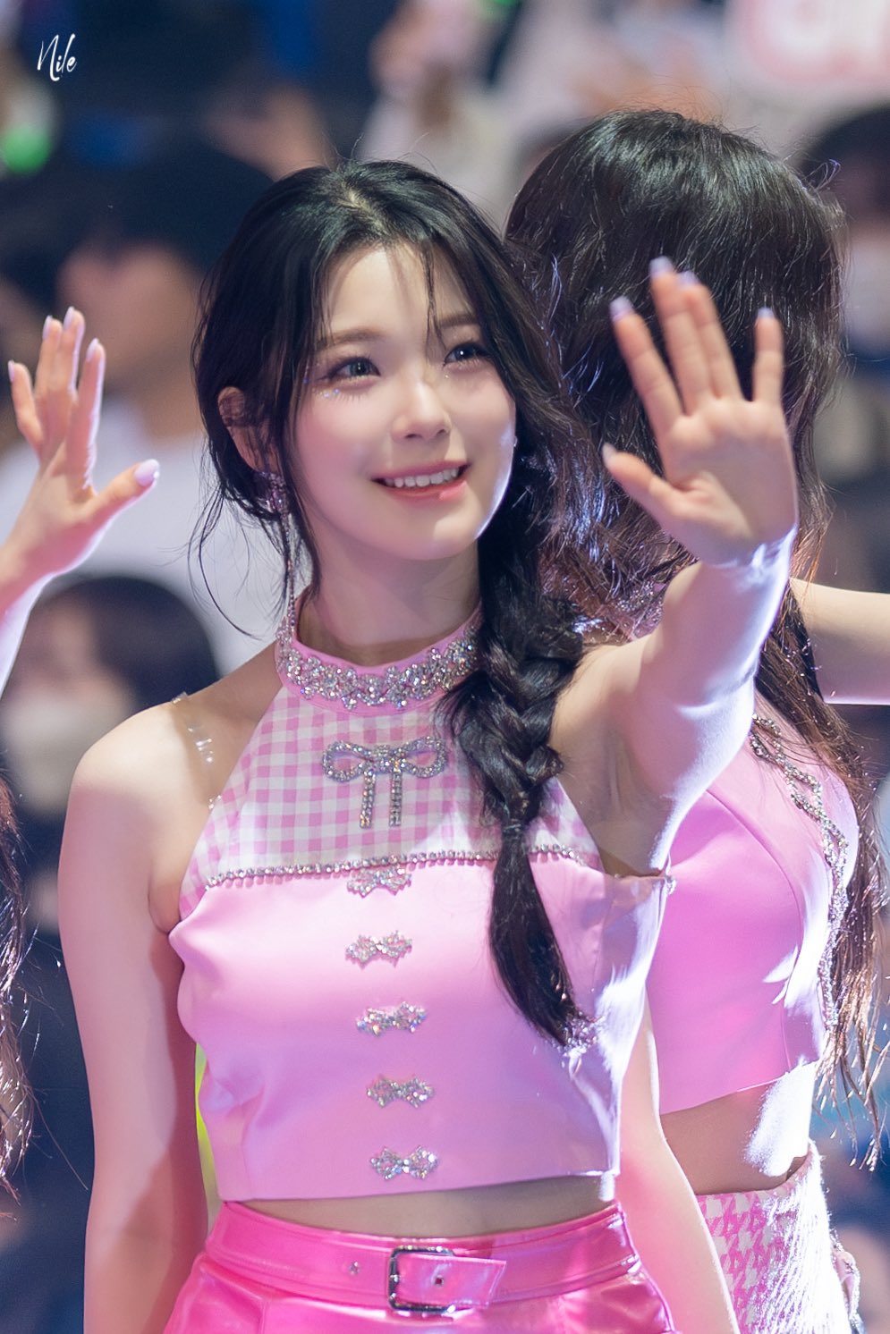 손 흔들어주는 올핑크 프로미스나인 백지헌 겨드랑이 (고화질)