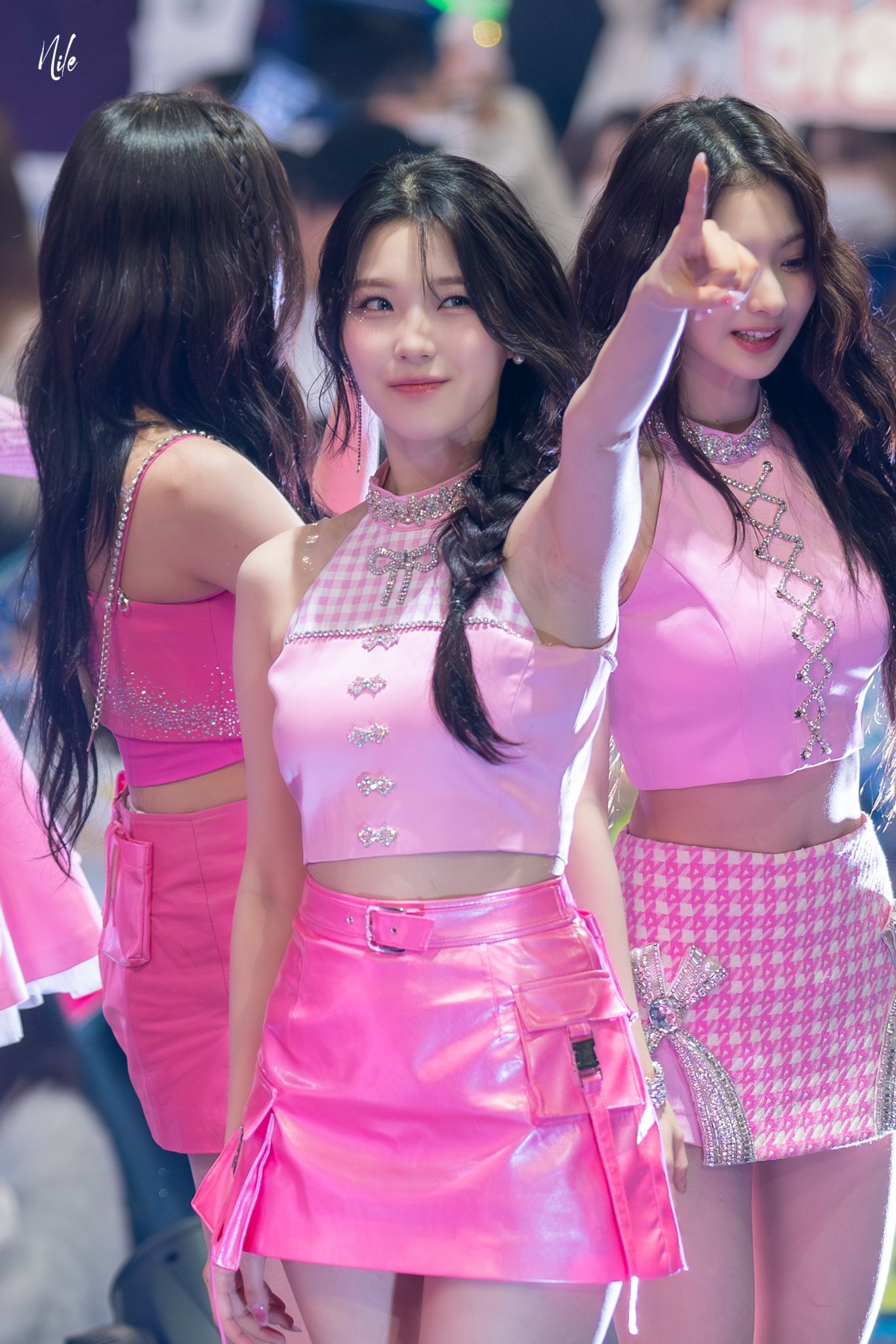 손 흔들어주는 올핑크 프로미스나인 백지헌 겨드랑이 (고화질)
