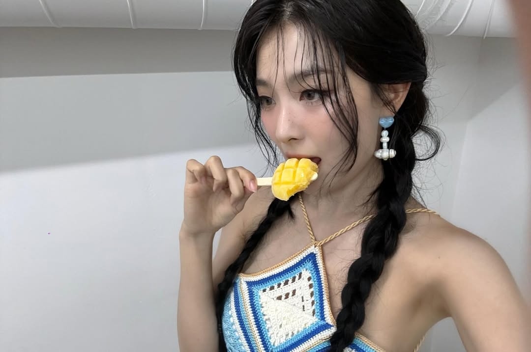 시원한 끈홀터넥 원피스 입은 레드벨벳 슬기 겨드랑이