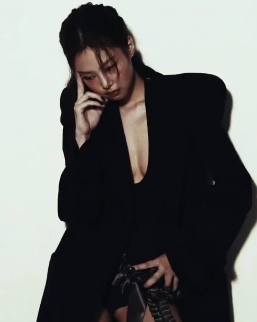 깊이 파인 가슴골 블핑 제니 빌보드 화보