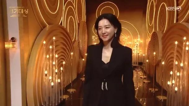 이영애, 시상자 깜짝 등장