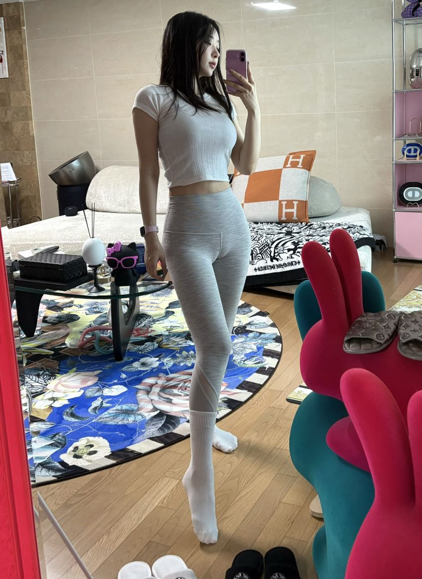 입었지만 몸선 자체가 야한 신재은