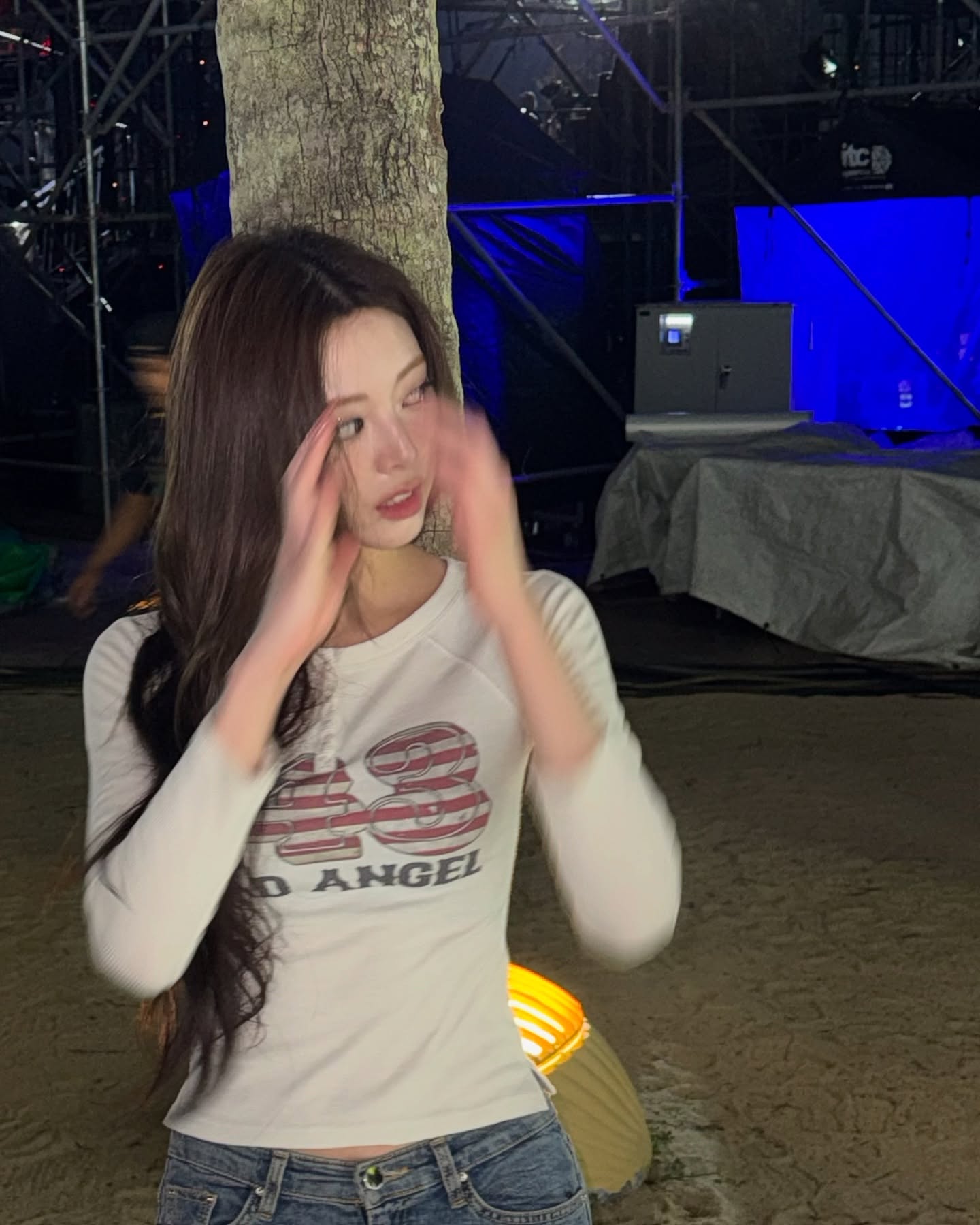 흰 티셔츠 + 청바지 입고 엉덩이를 나무에 기댄 있지 유나