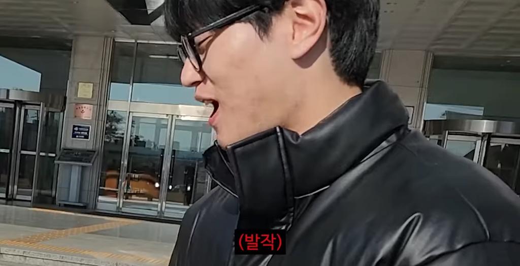 충주시청 앞에서 사인회하는 충주맨 ㅋㅋㅋ