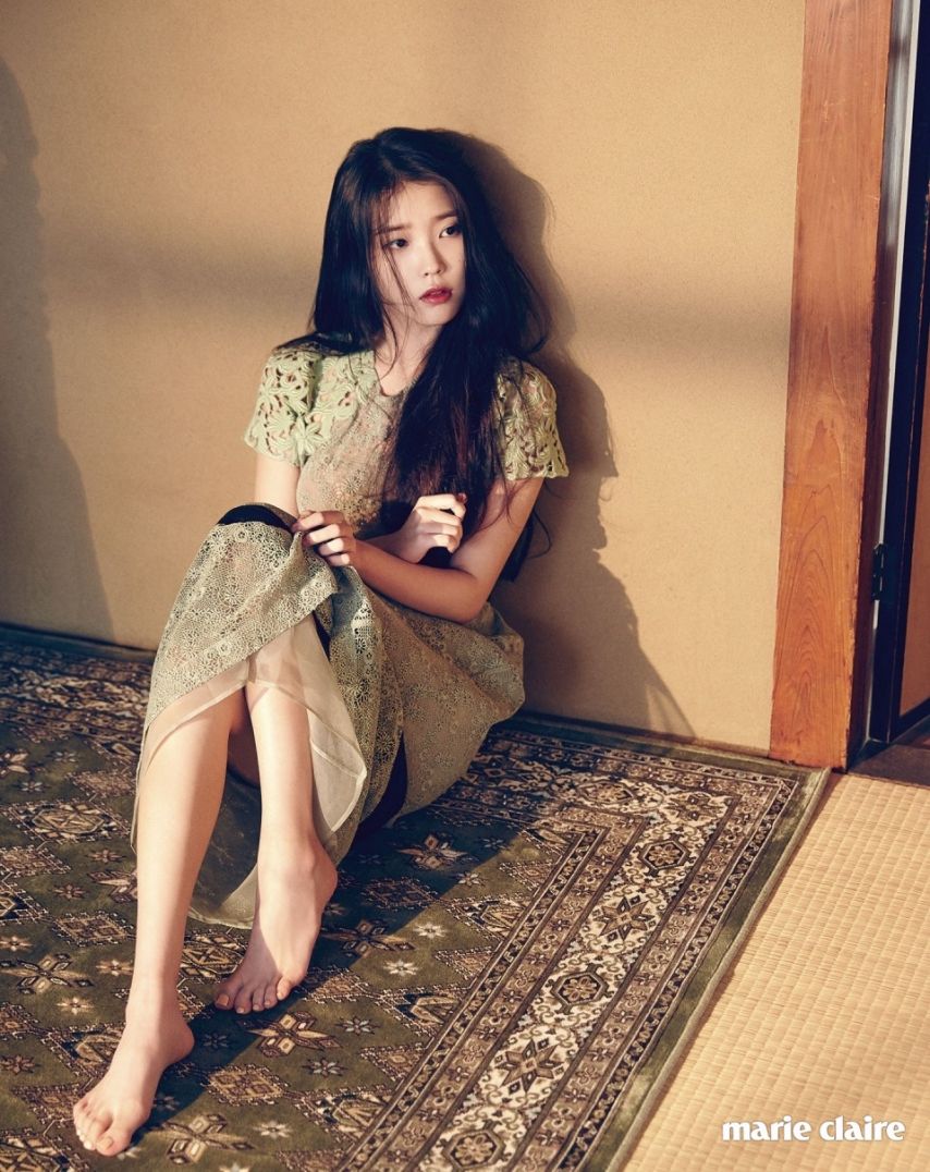 섹시가수 아이유의 시스루 화보