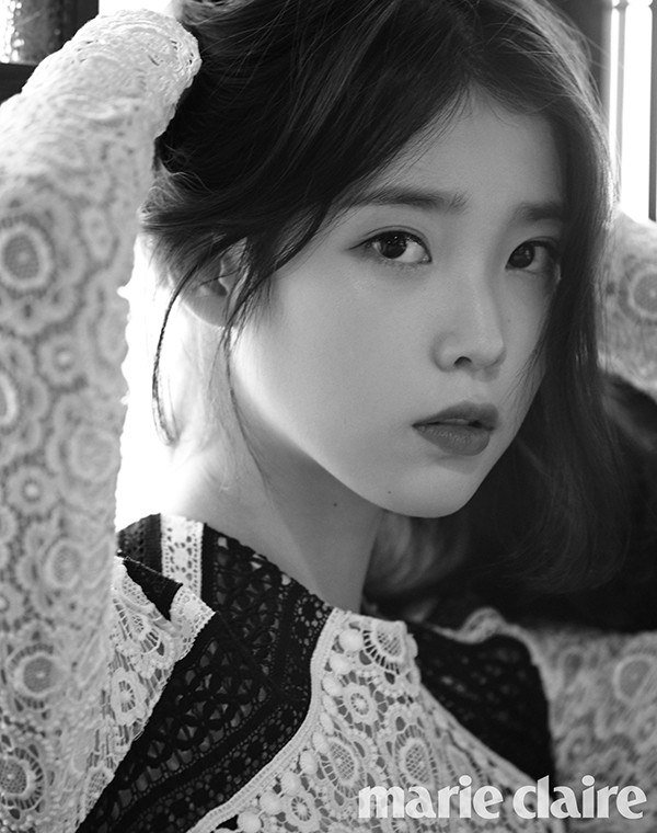 섹시가수 아이유의 시스루 화보