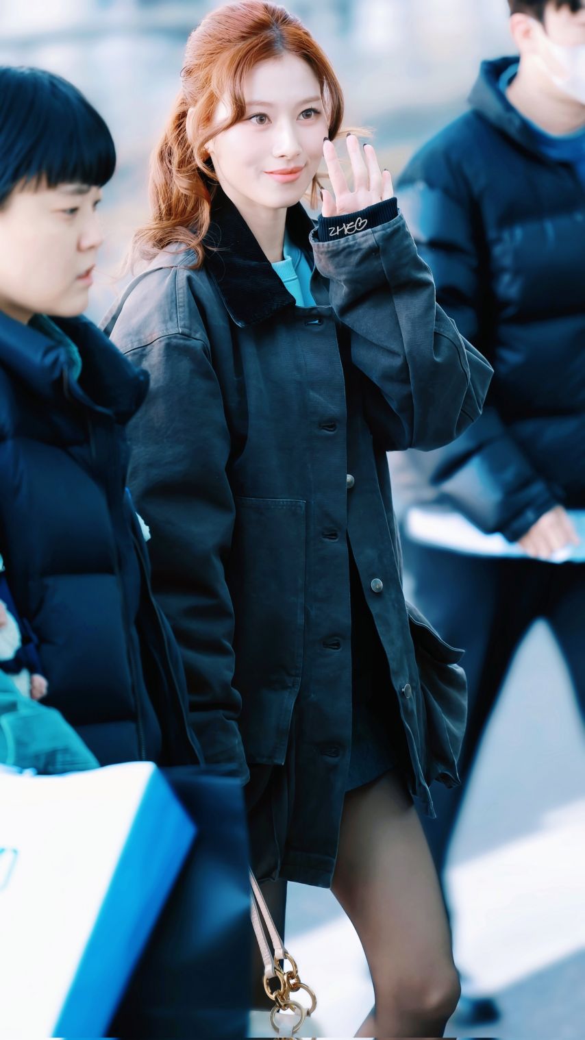 오늘자 밀라노로 출국하는 사나(트와이스)