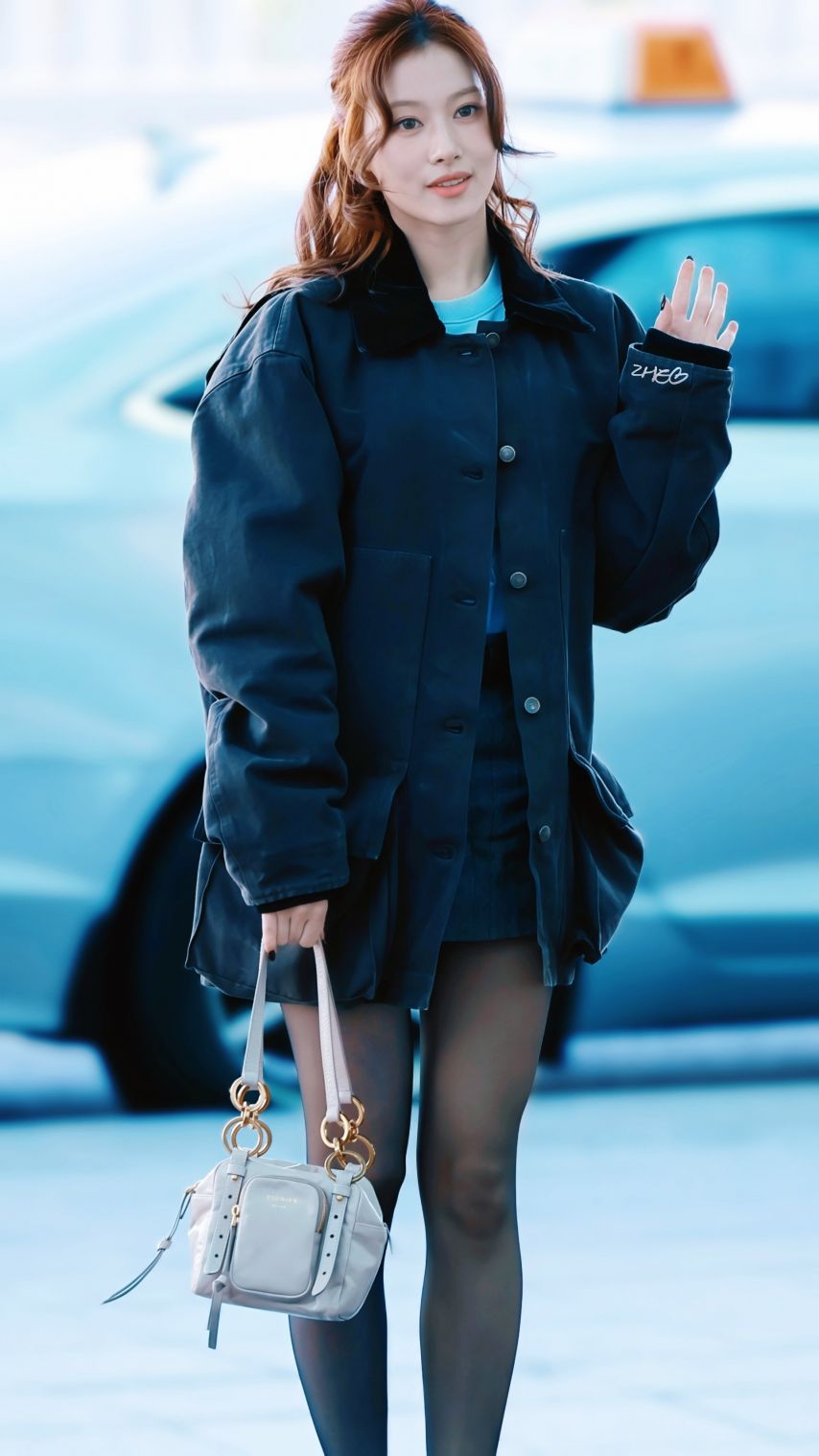 오늘자 밀라노로 출국하는 사나(트와이스)