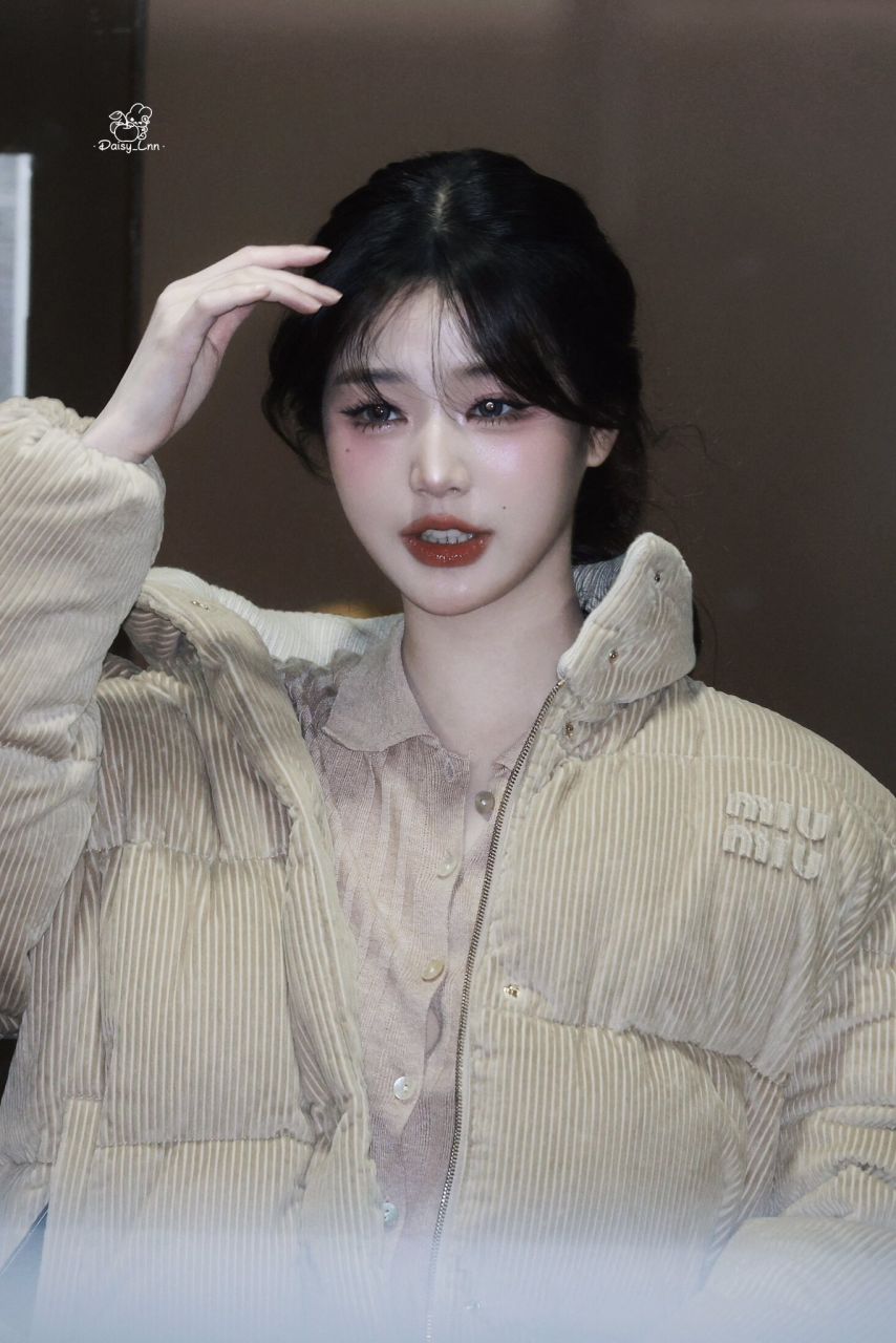 오늘자 뮤직뱅크 퇴근길 장원영(아이브)