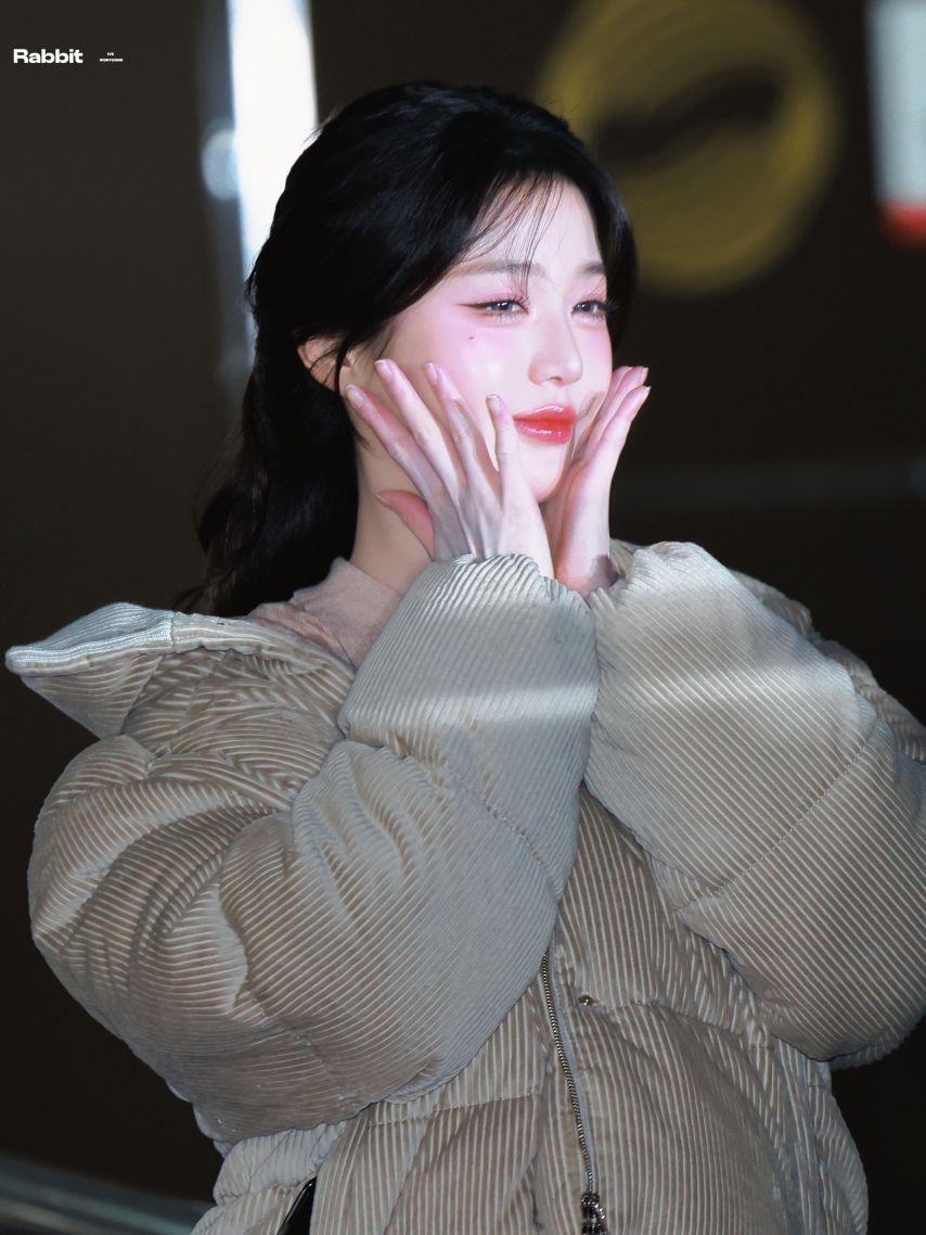 오늘자 뮤직뱅크 퇴근길 장원영(아이브)