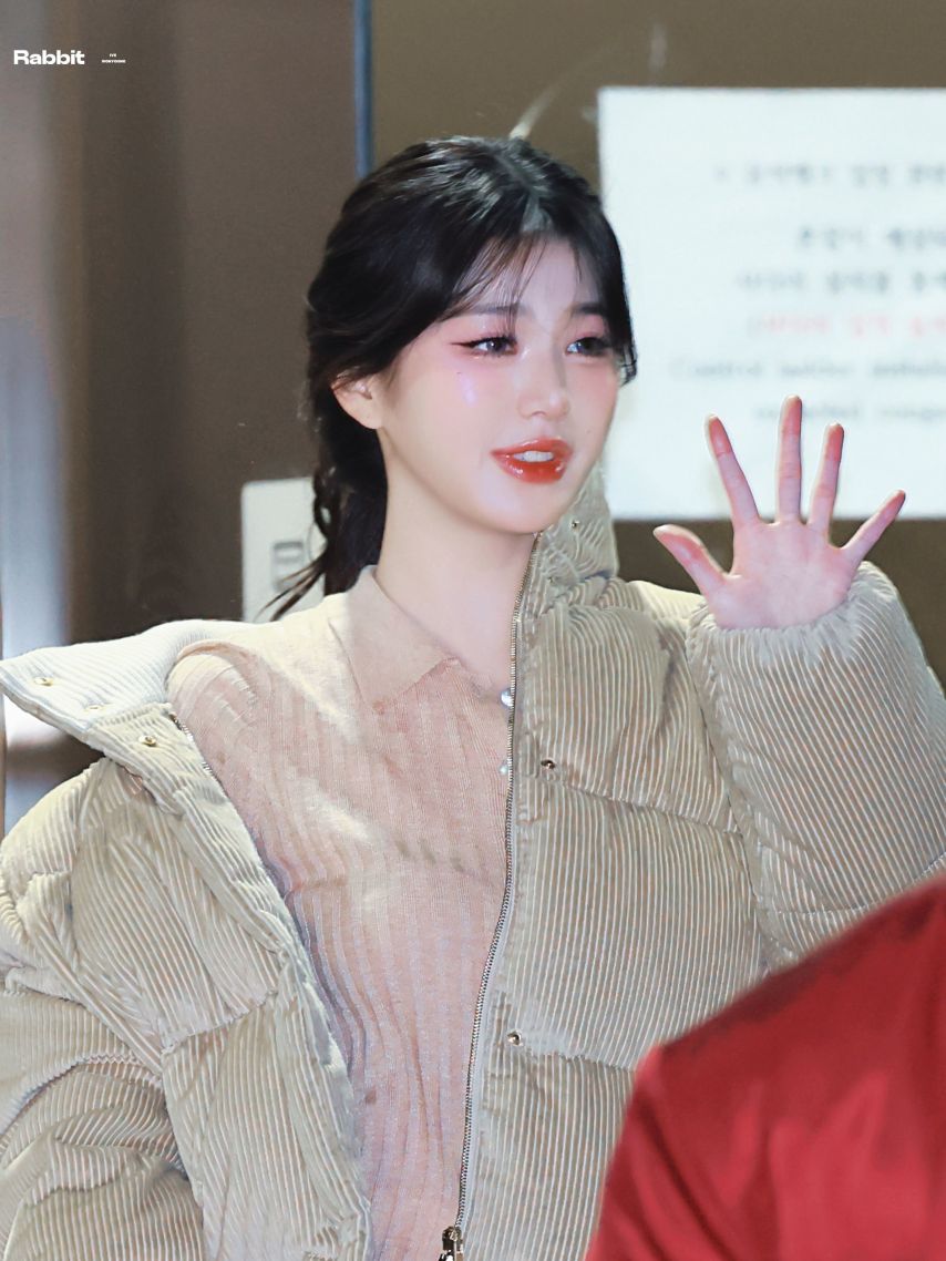 오늘자 뮤직뱅크 퇴근길 장원영(아이브)