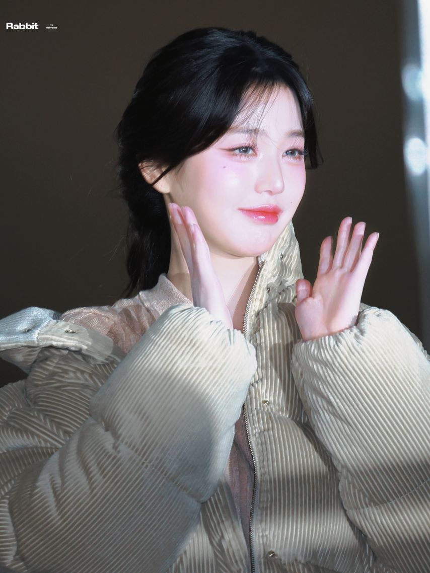 오늘자 뮤직뱅크 퇴근길 장원영(아이브)