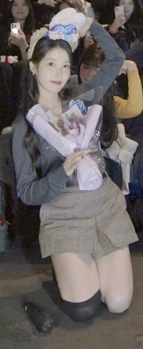 회색 V넥 니트 검정 오버니삭스 무대 인사 아이유 (스압)