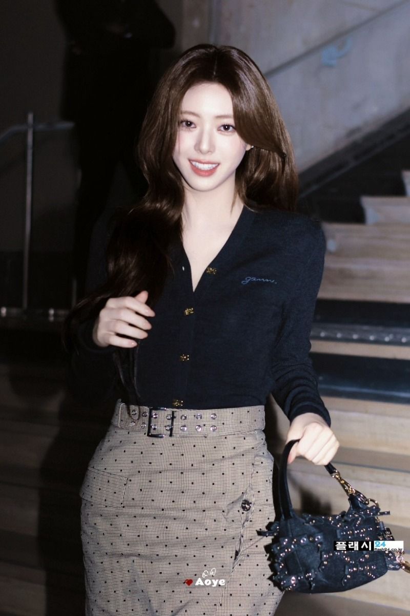 유나 오피스룩 명품 골반 몸매