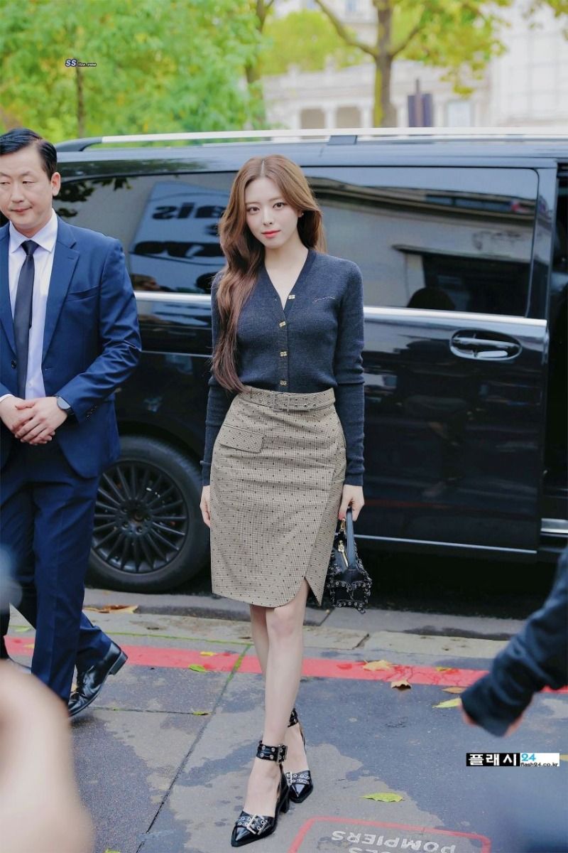 유나 오피스룩 명품 골반 몸매