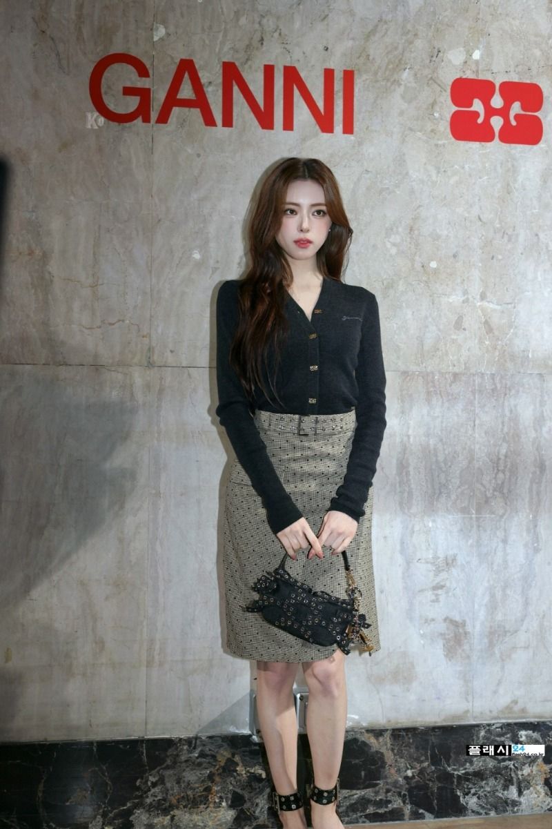 유나 오피스룩 명품 골반 몸매