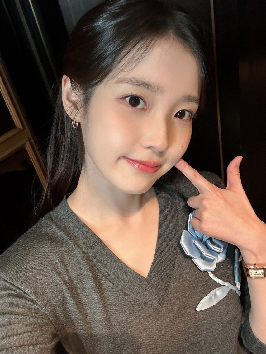 봉긋한 회색 V넥 바운스 + 검정 오버니삭스 꿀벅지 아이유 - 더 위닝