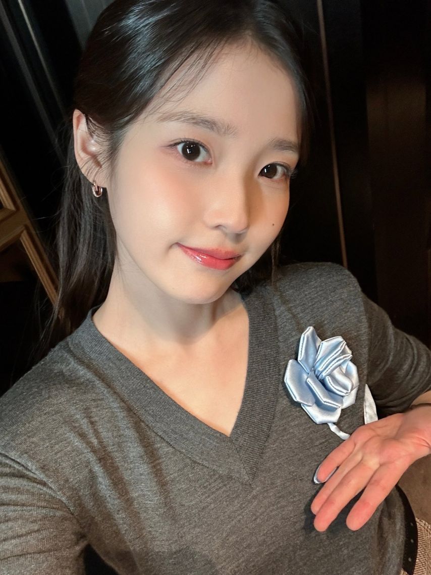 봉긋한 회색 V넥 바운스 + 검정 오버니삭스 꿀벅지 아이유 - 더 위닝