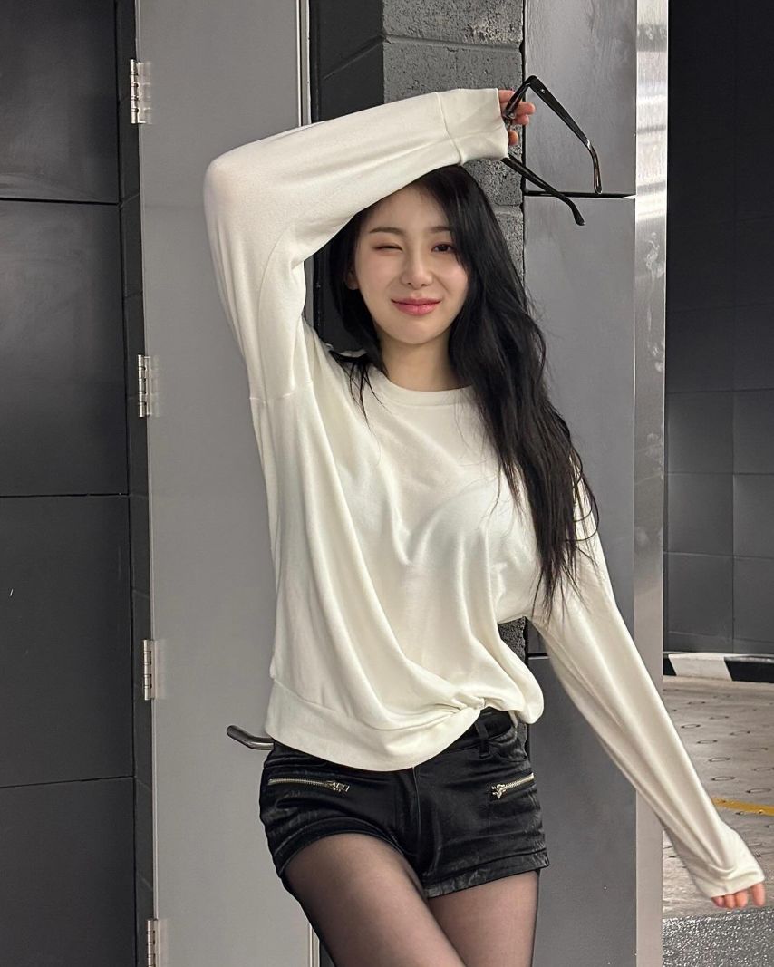 이채연 초미니 + 핫팬츠 검정스타킹 허벅지 각선미 모음
