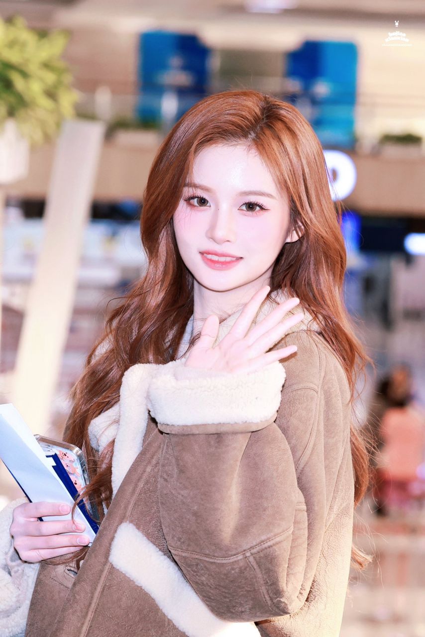 오늘자 대만으로 출국하는 설윤(엔믹스)