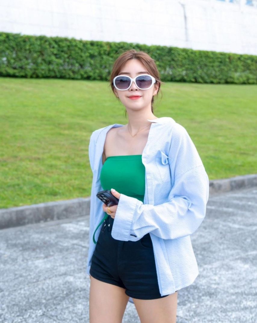 튜브탑 의상 입고 거리 활보하는 안지현